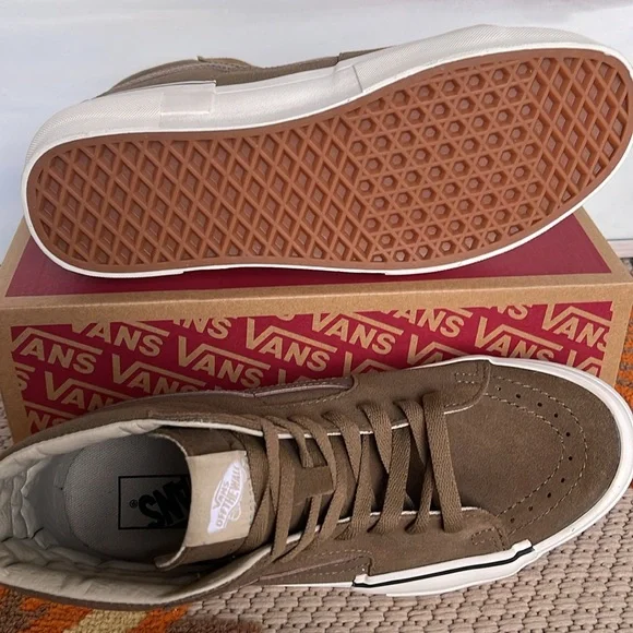 Vans Men’s Sk8-Hi Rearrange
Tonal Kangaroo
VN000CRMBYW
Sneakers - Picture 4 of 16